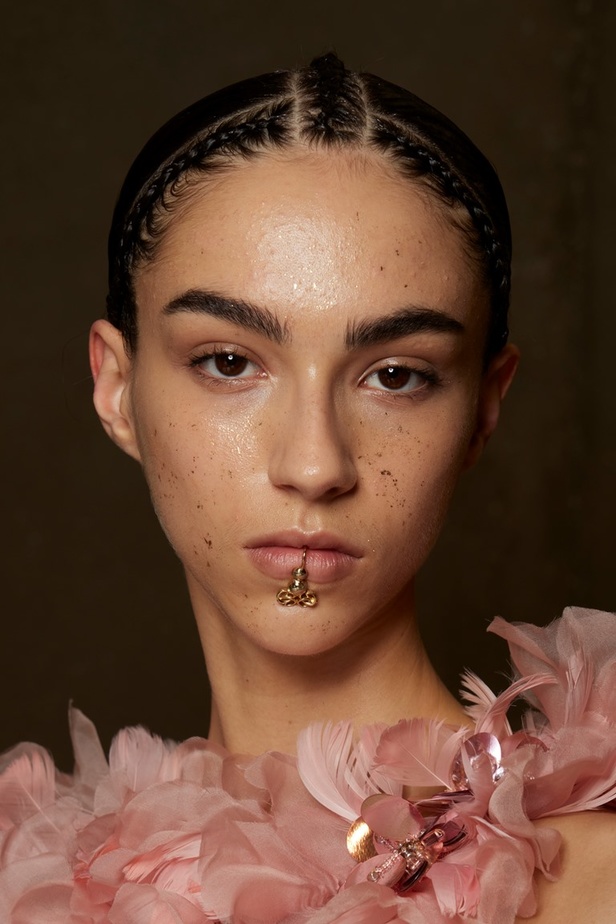 مجموعة ايلي صعب للهوت كوتور لموسم خريف وشتاء 2022