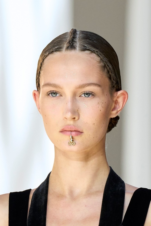 مجموعة ايلي صعب للهوت كوتور لموسم خريف وشتاء 2022