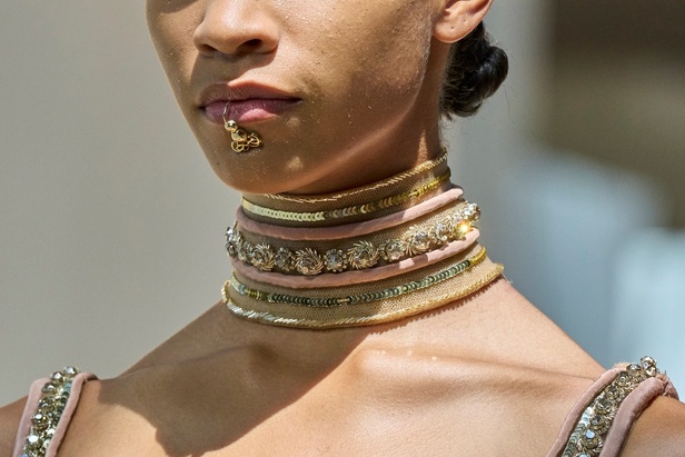 مجموعة ايلي صعب للهوت كوتور لموسم خريف وشتاء 2022