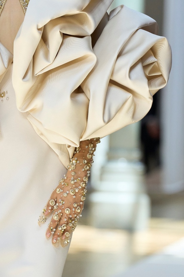 مجموعة ايلي صعب للهوت كوتور لموسم خريف وشتاء 2022