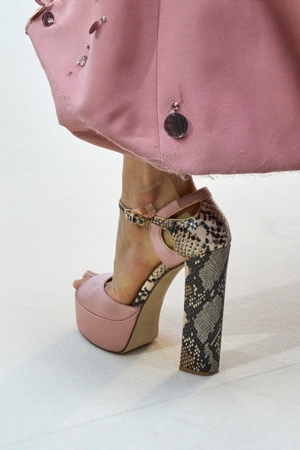 مجموعة ايلي صعب للهوت كوتور لموسم خريف وشتاء 2022