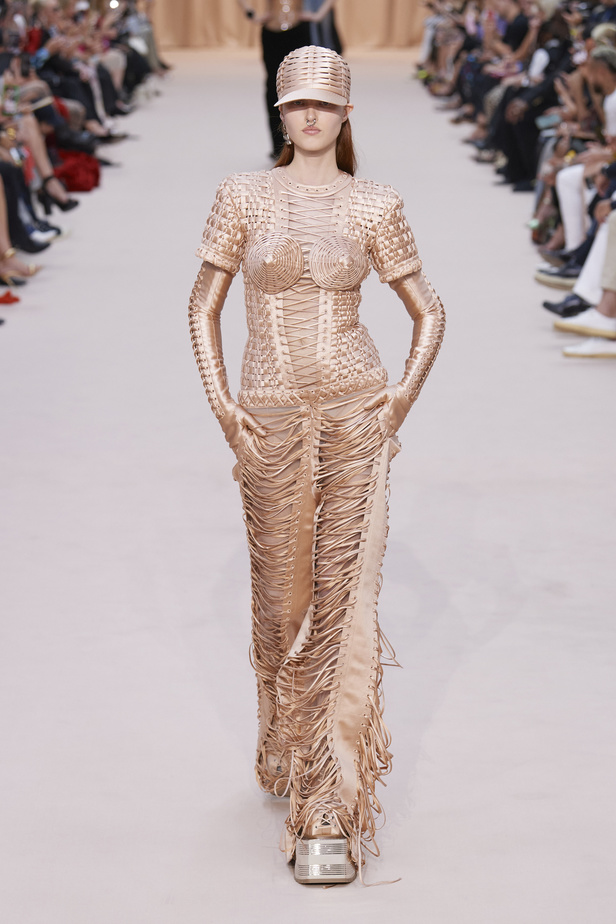 مجموعة Jean Paul Gaultier تحيي موضة القش والخطوط المقلمة في شتاء 2023 