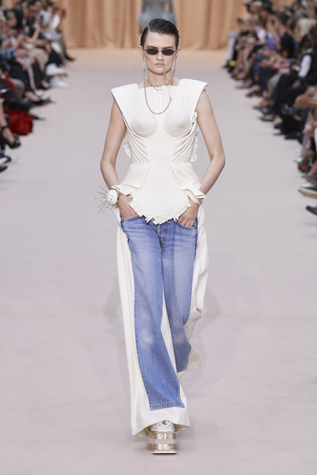 مجموعة Jean Paul Gaultier تحيي موضة القش والخطوط المقلمة في شتاء 2023 