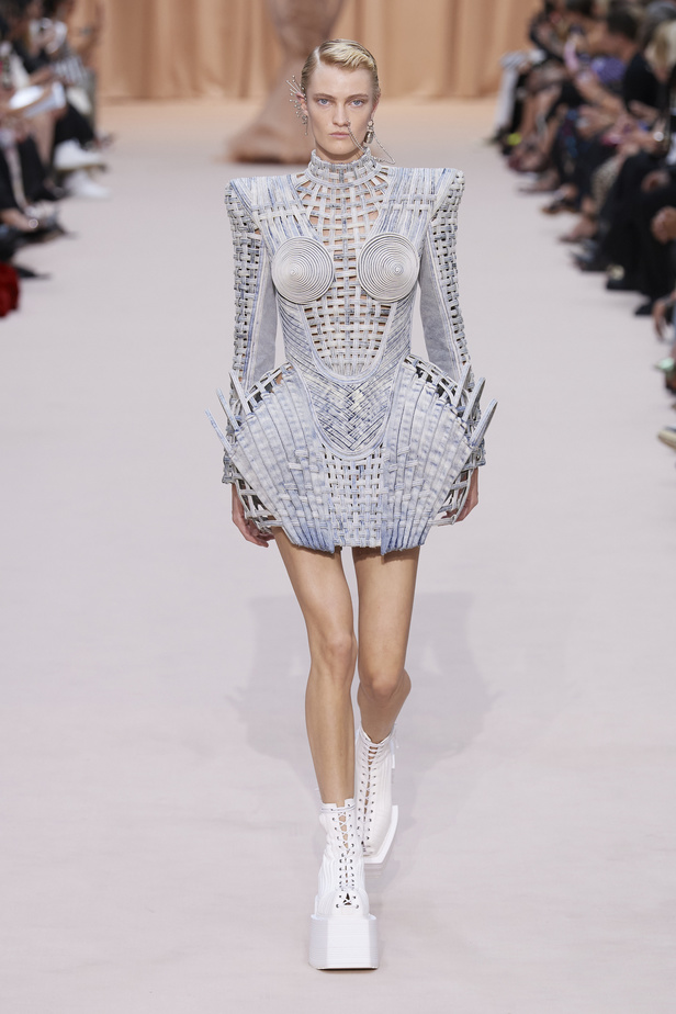 مجموعة Jean Paul Gaultier تحيي موضة القش والخطوط المقلمة في شتاء 2023 