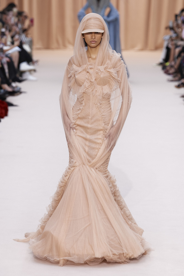 مجموعة Jean Paul Gaultier تحيي موضة القش والخطوط المقلمة في شتاء 2023 