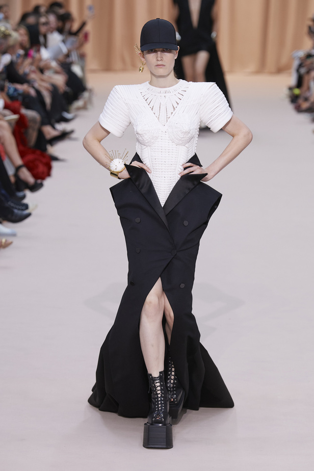 مجموعة Jean Paul Gaultier تحيي موضة القش والخطوط المقلمة في شتاء 2023 