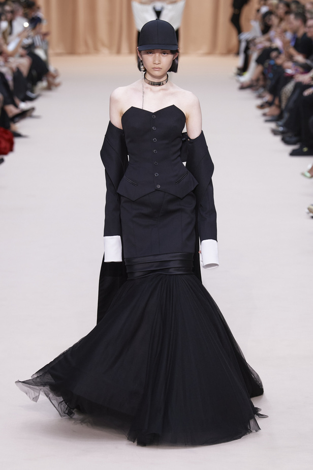 مجموعة Jean Paul Gaultier تحيي موضة القش والخطوط المقلمة في شتاء 2023 