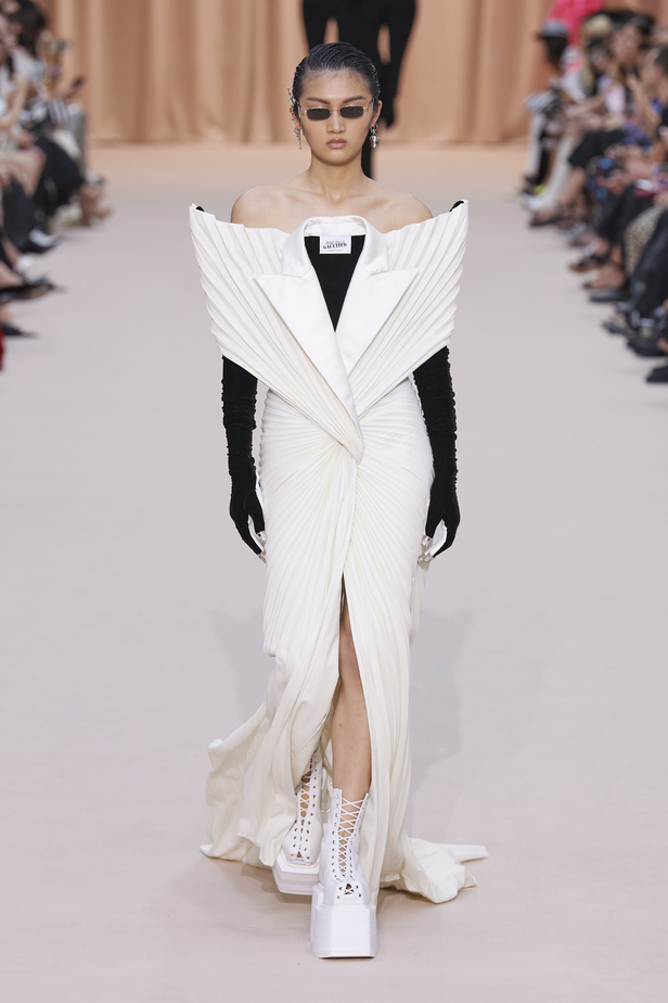 مجموعة Jean Paul Gaultier تحيي موضة القش والخطوط المقلمة في شتاء 2023 