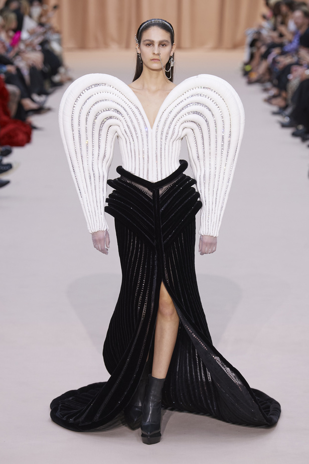 مجموعة Jean Paul Gaultier تحيي موضة القش والخطوط المقلمة في شتاء 2023 