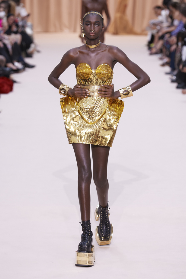 مجموعة Jean Paul Gaultier تحيي موضة القش والخطوط المقلمة في شتاء 2023 