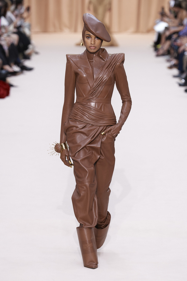 مجموعة Jean Paul Gaultier تحيي موضة القش والخطوط المقلمة في شتاء 2023 