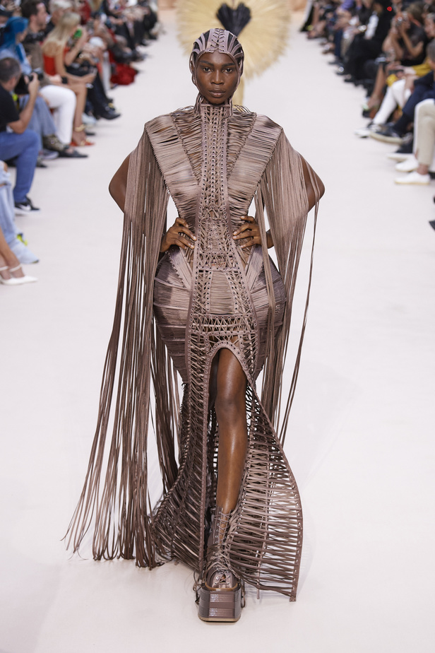 مجموعة Jean Paul Gaultier تحيي موضة القش والخطوط المقلمة في شتاء 2023 