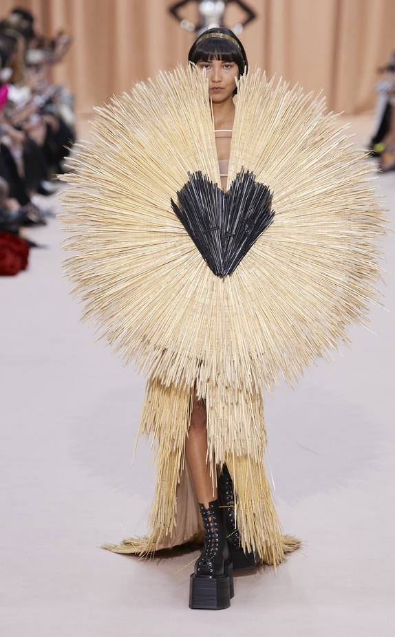 مجموعة Jean Paul Gaultier تحيي موضة القش والخطوط المقلمة في شتاء 2023 