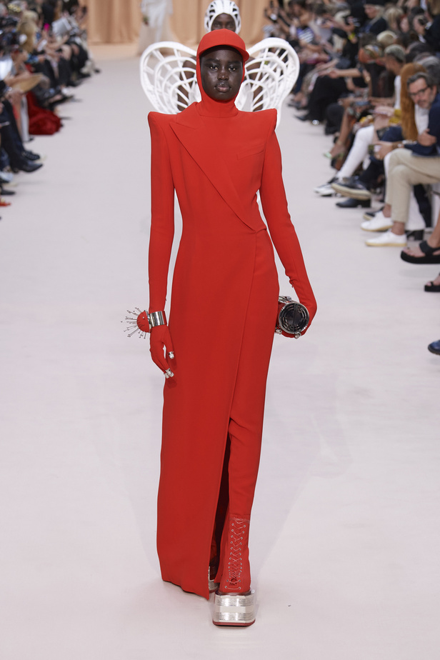 مجموعة Jean Paul Gaultier تحيي موضة القش والخطوط المقلمة في شتاء 2023 