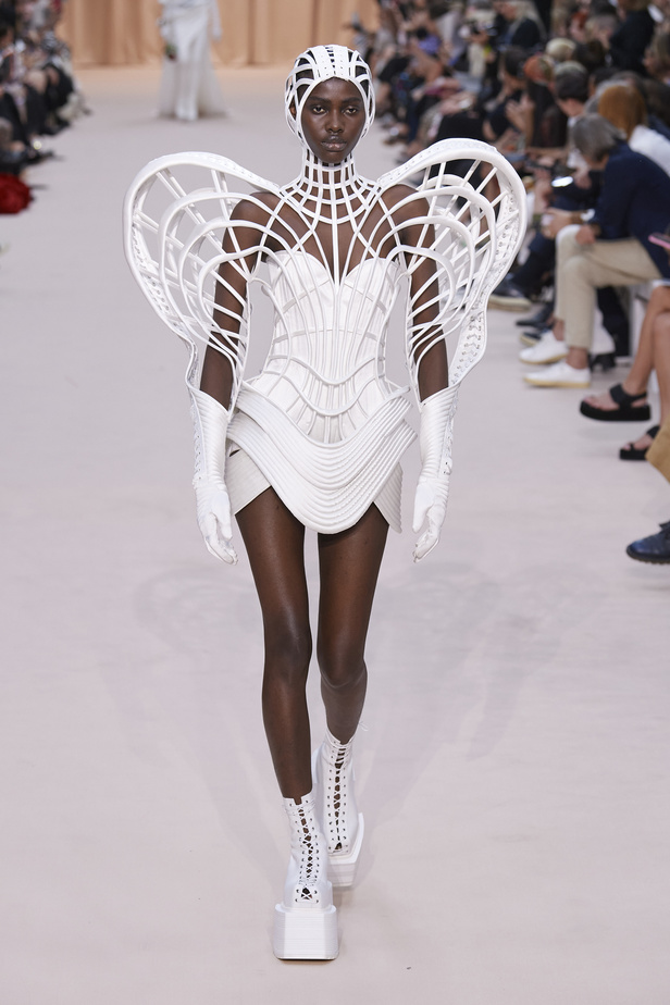 مجموعة Jean Paul Gaultier تحيي موضة القش والخطوط المقلمة في شتاء 2023 