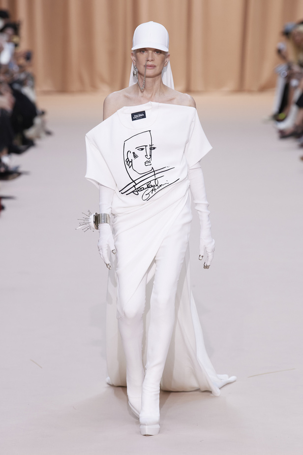 مجموعة Jean Paul Gaultier تحيي موضة القش والخطوط المقلمة في شتاء 2023 