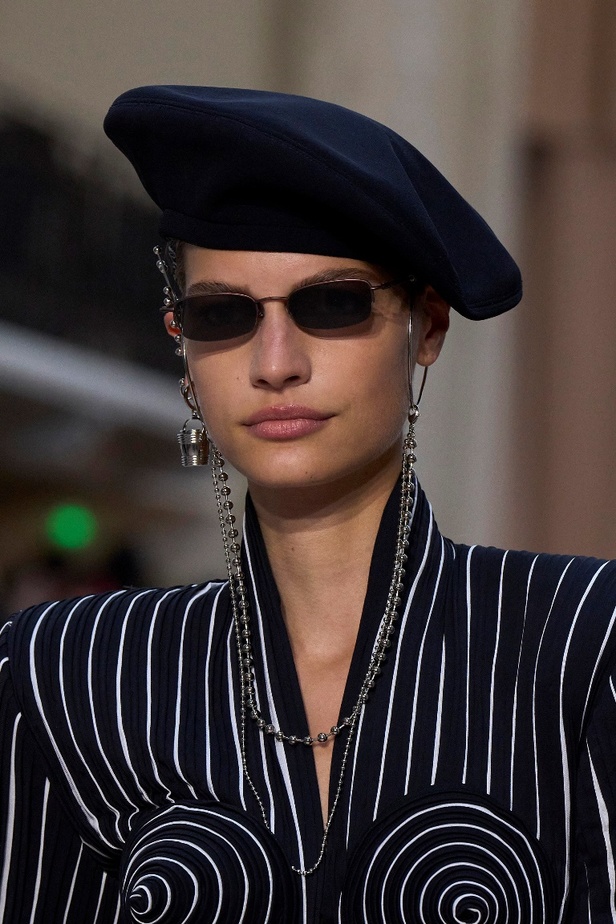 مجموعة Jean Paul Gaultier تحيي موضة القش والخطوط المقلمة في شتاء 2023 