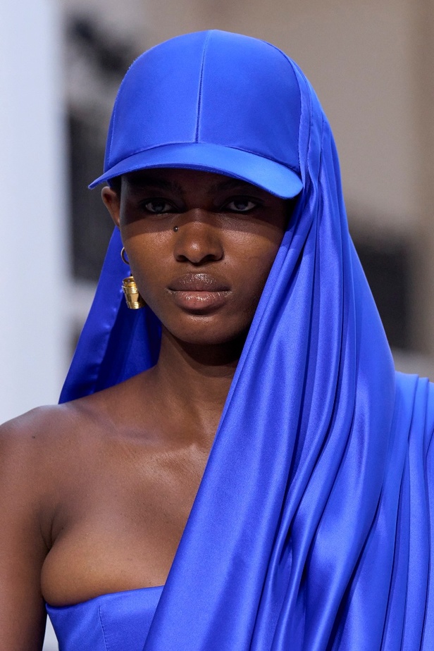 مجموعة Jean Paul Gaultier تحيي موضة القش والخطوط المقلمة في شتاء 2023 