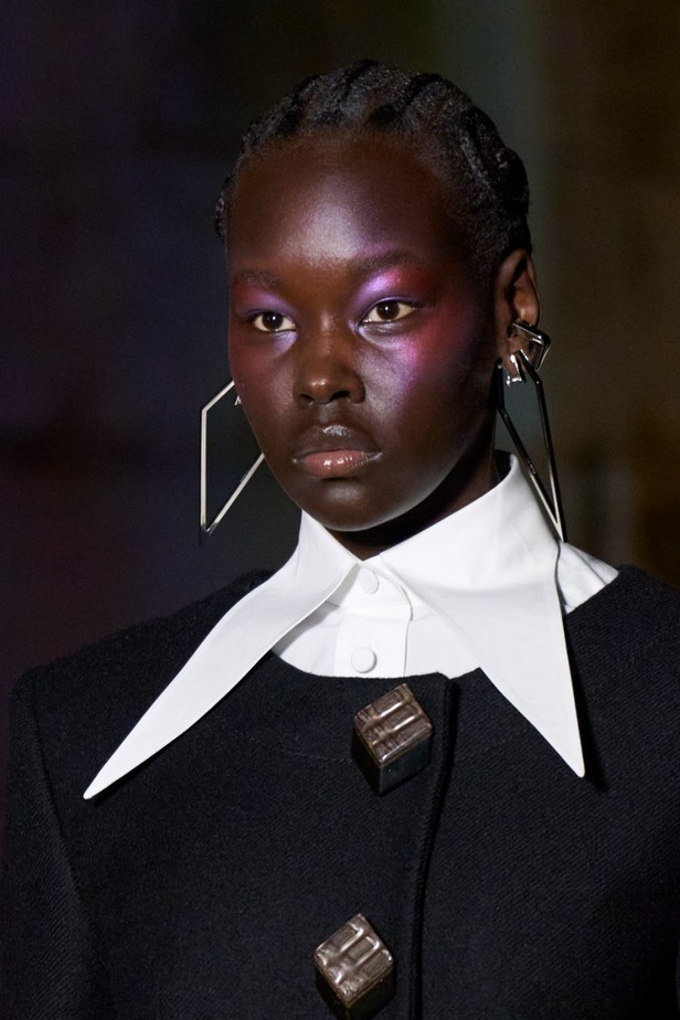 اطلالات جمالية من عرض أزياء غوتشي كروز 2023