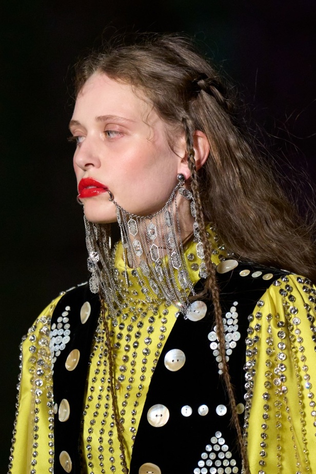 اطلالات جمالية من عرض أزياء غوتشي كروز 2023