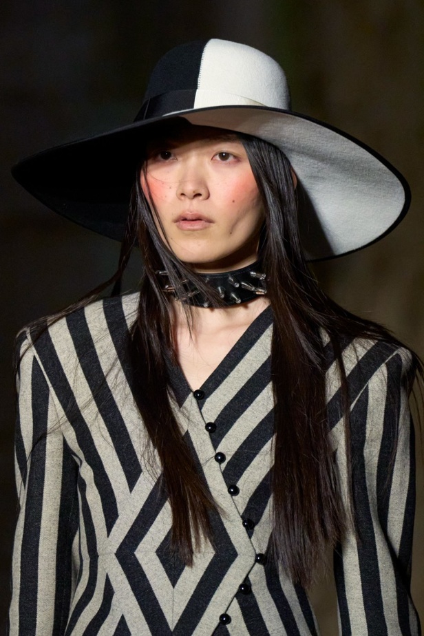 اطلالات جمالية من عرض أزياء غوتشي كروز 2023