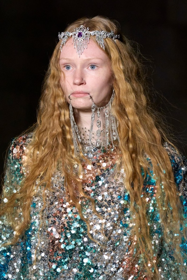 اطلالات جمالية من عرض أزياء غوتشي كروز 2023