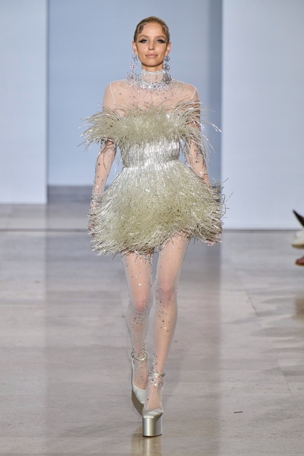 مجموعة دار جورج حبيقة Eternal Gifts  افتتحت العرض مؤثرة الموضة الألمانية ليوني هان بفستان قصير باللون الفضي تميّز بسلاسل معدنية ثلاثية الأبعاد