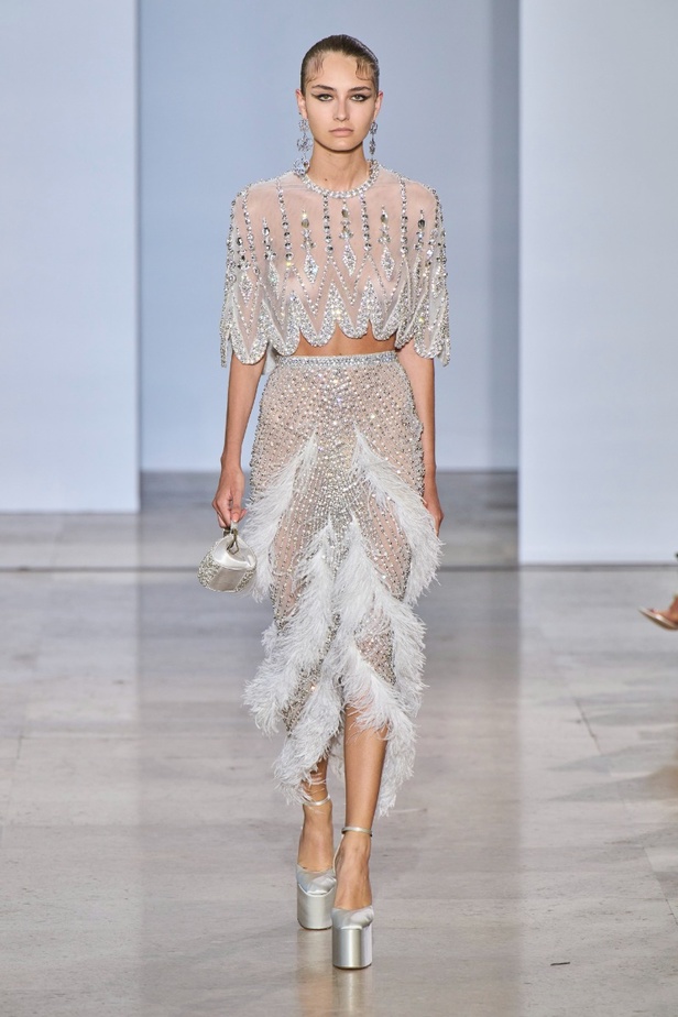 مجموعة دار جورج حبيقة Eternal Gifts  افتتحت العرض مؤثرة الموضة الألمانية ليوني هان بفستان قصير باللون الفضي تميّز بسلاسل معدنية ثلاثية الأبعاد