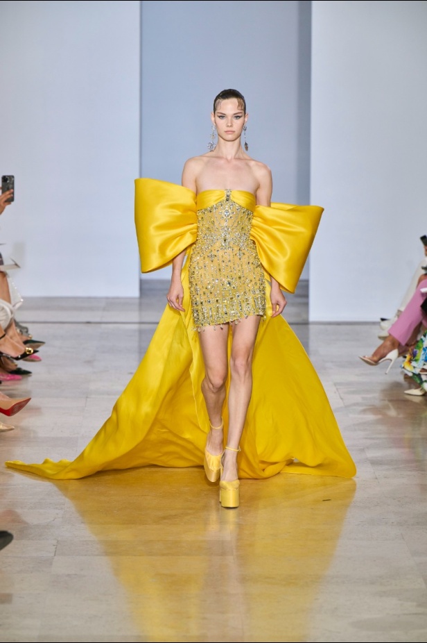 مجموعة دار جورج حبيقة Eternal Gifts  افتتحت العرض مؤثرة الموضة الألمانية ليوني هان بفستان قصير باللون الفضي تميّز بسلاسل معدنية ثلاثية الأبعاد