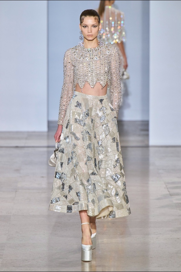 مجموعة دار جورج حبيقة Eternal Gifts  افتتحت العرض مؤثرة الموضة الألمانية ليوني هان بفستان قصير باللون الفضي تميّز بسلاسل معدنية ثلاثية الأبعاد