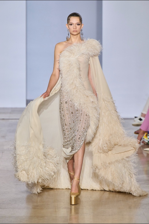 مجموعة دار جورج حبيقة Eternal Gifts  افتتحت العرض مؤثرة الموضة الألمانية ليوني هان بفستان قصير باللون الفضي تميّز بسلاسل معدنية ثلاثية الأبعاد