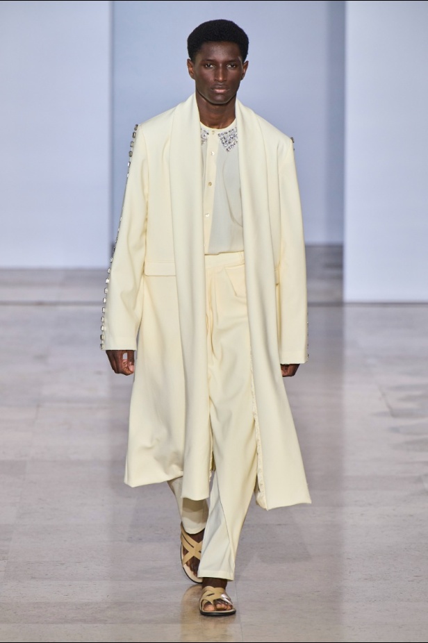 مجموعة دار جورج حبيقة Eternal Gifts  افتتحت العرض مؤثرة الموضة الألمانية ليوني هان بفستان قصير باللون الفضي تميّز بسلاسل معدنية ثلاثية الأبعاد