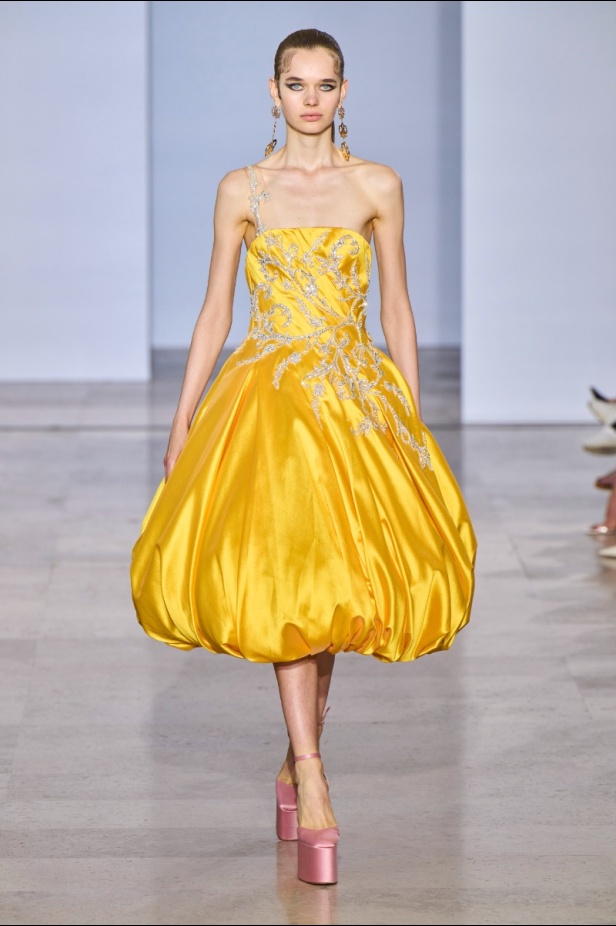 مجموعة دار جورج حبيقة Eternal Gifts  افتتحت العرض مؤثرة الموضة الألمانية ليوني هان بفستان قصير باللون الفضي تميّز بسلاسل معدنية ثلاثية الأبعاد