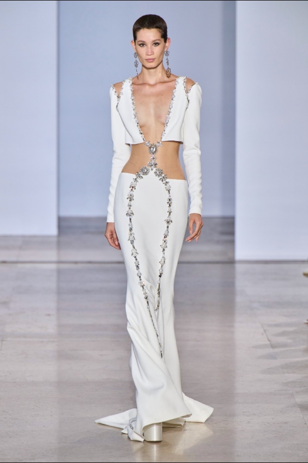 مجموعة دار جورج حبيقة Eternal Gifts  افتتحت العرض مؤثرة الموضة الألمانية ليوني هان بفستان قصير باللون الفضي تميّز بسلاسل معدنية ثلاثية الأبعاد