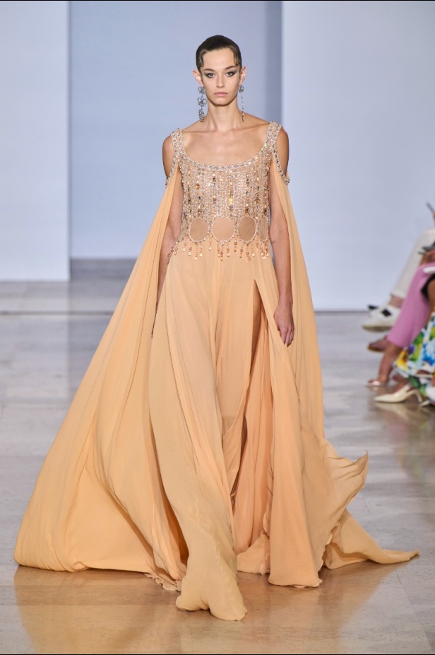 مجموعة دار جورج حبيقة Eternal Gifts  افتتحت العرض مؤثرة الموضة الألمانية ليوني هان بفستان قصير باللون الفضي تميّز بسلاسل معدنية ثلاثية الأبعاد