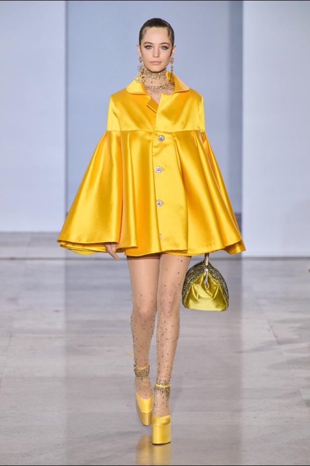 مجموعة دار جورج حبيقة Eternal Gifts  افتتحت العرض مؤثرة الموضة الألمانية ليوني هان بفستان قصير باللون الفضي تميّز بسلاسل معدنية ثلاثية الأبعاد