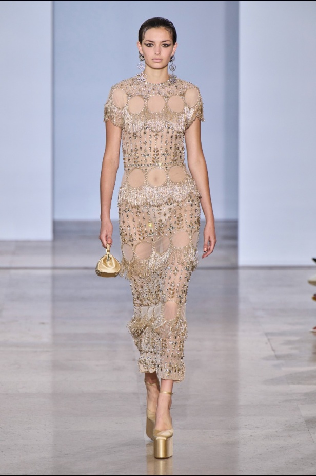 مجموعة دار جورج حبيقة Eternal Gifts  افتتحت العرض مؤثرة الموضة الألمانية ليوني هان بفستان قصير باللون الفضي تميّز بسلاسل معدنية ثلاثية الأبعاد