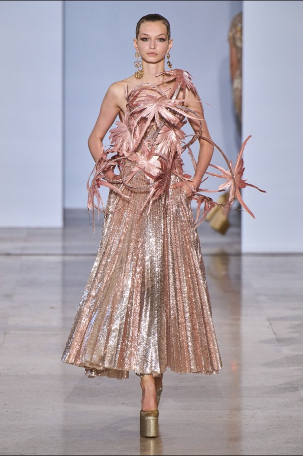 مجموعة دار جورج حبيقة Eternal Gifts  افتتحت العرض مؤثرة الموضة الألمانية ليوني هان بفستان قصير باللون الفضي تميّز بسلاسل معدنية ثلاثية الأبعاد