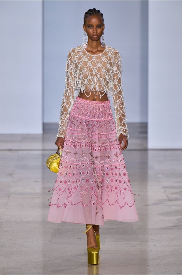 مجموعة دار جورج حبيقة Eternal Gifts  افتتحت العرض مؤثرة الموضة الألمانية ليوني هان بفستان قصير باللون الفضي تميّز بسلاسل معدنية ثلاثية الأبعاد