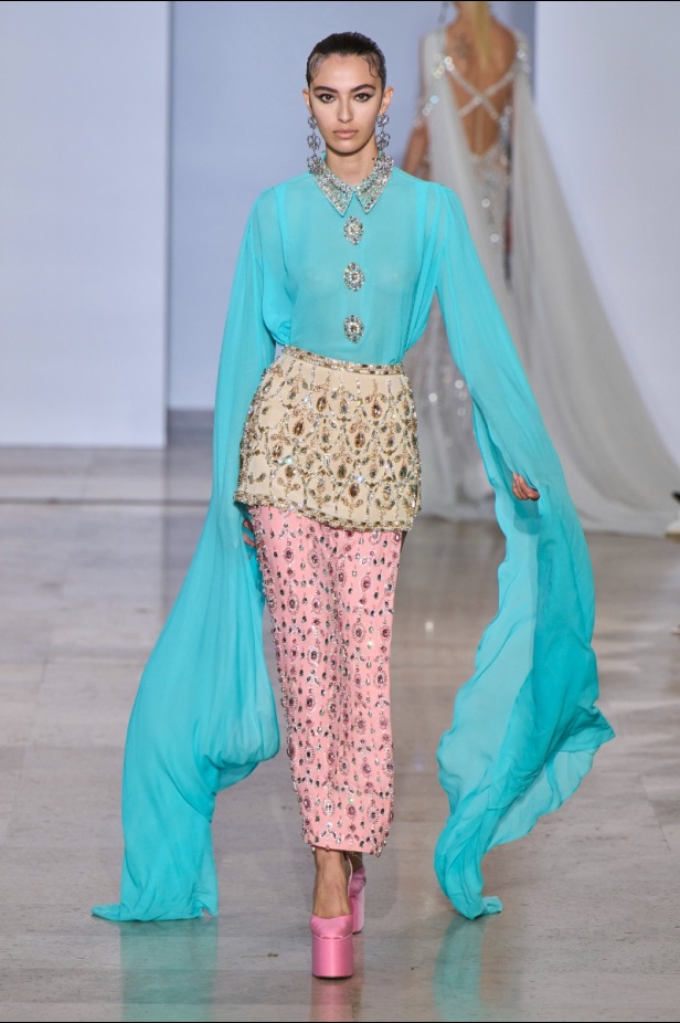 مجموعة دار جورج حبيقة Eternal Gifts  افتتحت العرض مؤثرة الموضة الألمانية ليوني هان بفستان قصير باللون الفضي تميّز بسلاسل معدنية ثلاثية الأبعاد