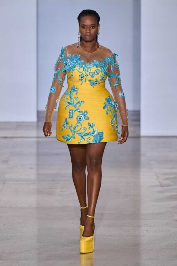 مجموعة دار جورج حبيقة Eternal Gifts  افتتحت العرض مؤثرة الموضة الألمانية ليوني هان بفستان قصير باللون الفضي تميّز بسلاسل معدنية ثلاثية الأبعاد