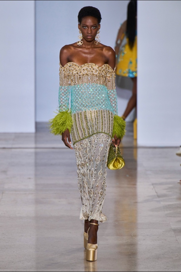 مجموعة دار جورج حبيقة Eternal Gifts  افتتحت العرض مؤثرة الموضة الألمانية ليوني هان بفستان قصير باللون الفضي تميّز بسلاسل معدنية ثلاثية الأبعاد