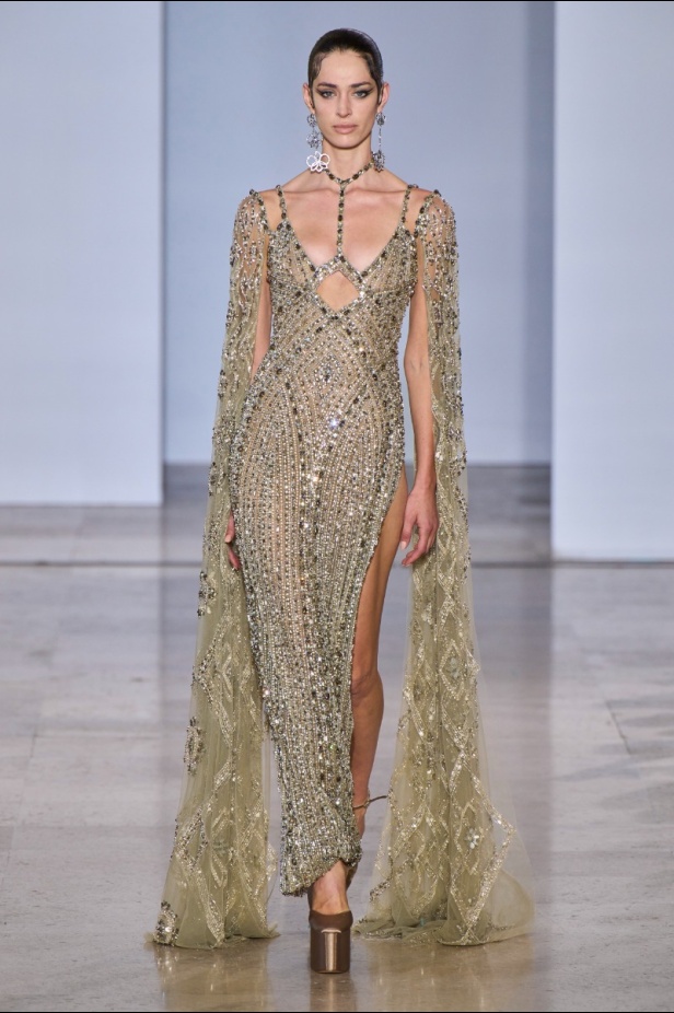 مجموعة دار جورج حبيقة Eternal Gifts  افتتحت العرض مؤثرة الموضة الألمانية ليوني هان بفستان قصير باللون الفضي تميّز بسلاسل معدنية ثلاثية الأبعاد