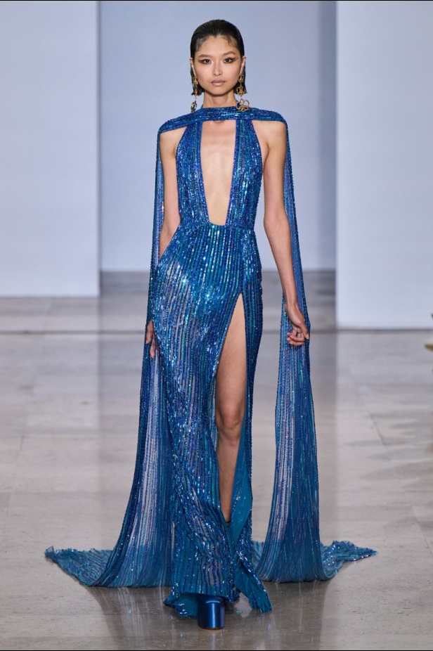 مجموعة دار جورج حبيقة Eternal Gifts  افتتحت العرض مؤثرة الموضة الألمانية ليوني هان بفستان قصير باللون الفضي تميّز بسلاسل معدنية ثلاثية الأبعاد