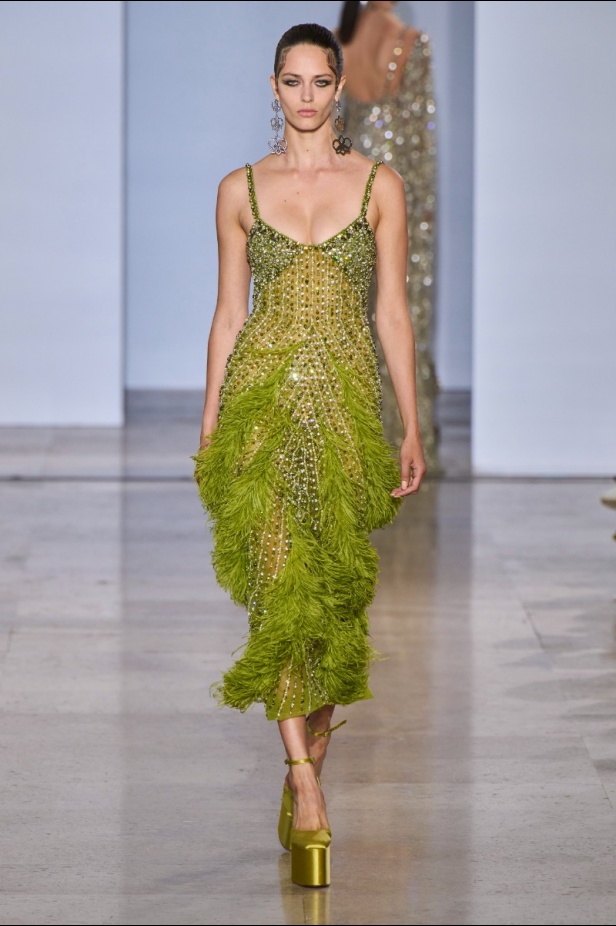 مجموعة دار جورج حبيقة Eternal Gifts  افتتحت العرض مؤثرة الموضة الألمانية ليوني هان بفستان قصير باللون الفضي تميّز بسلاسل معدنية ثلاثية الأبعاد