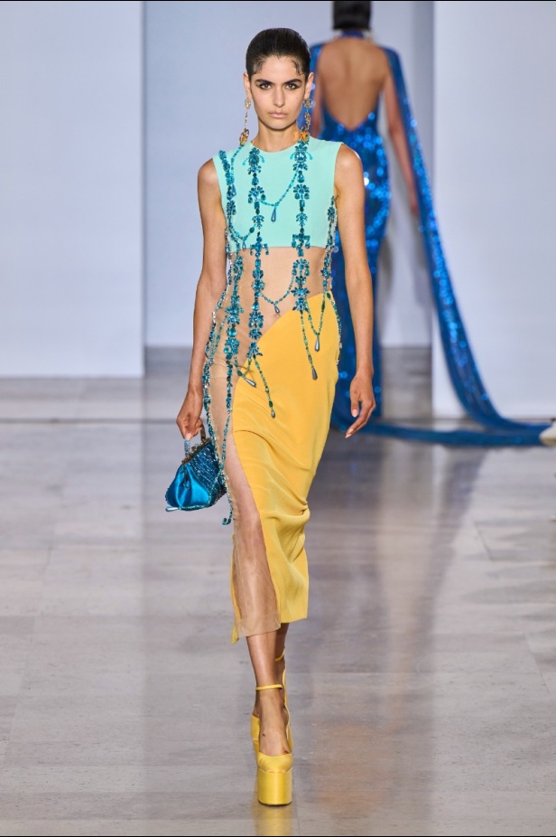 مجموعة دار جورج حبيقة Eternal Gifts  افتتحت العرض مؤثرة الموضة الألمانية ليوني هان بفستان قصير باللون الفضي تميّز بسلاسل معدنية ثلاثية الأبعاد