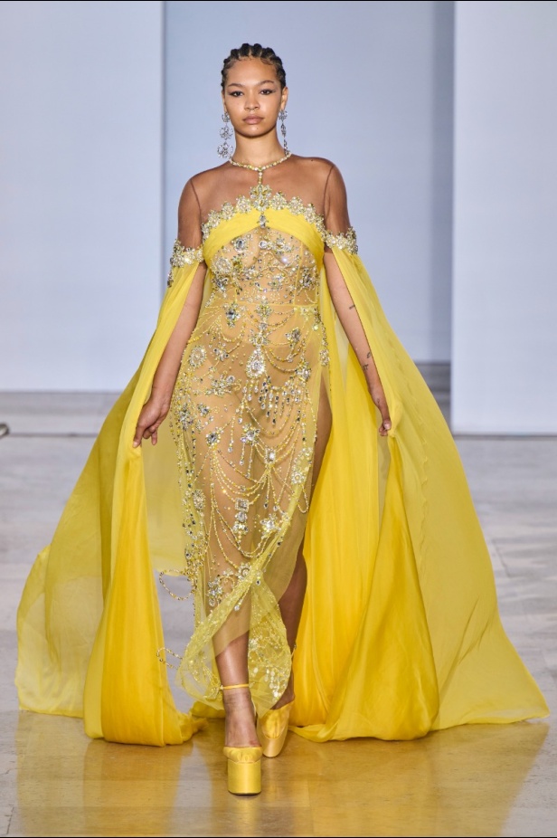 مجموعة دار جورج حبيقة Eternal Gifts  افتتحت العرض مؤثرة الموضة الألمانية ليوني هان بفستان قصير باللون الفضي تميّز بسلاسل معدنية ثلاثية الأبعاد