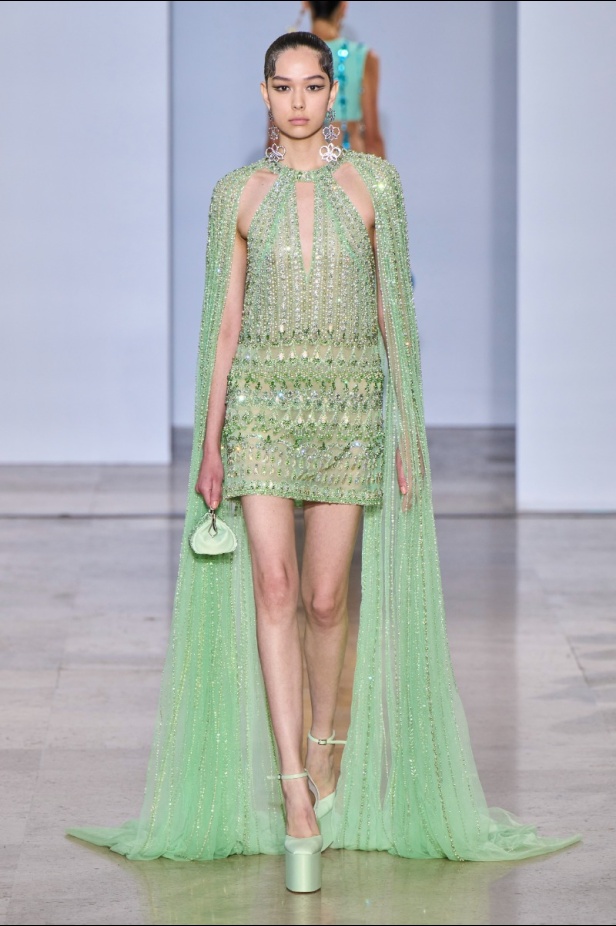 مجموعة دار جورج حبيقة Eternal Gifts  افتتحت العرض مؤثرة الموضة الألمانية ليوني هان بفستان قصير باللون الفضي تميّز بسلاسل معدنية ثلاثية الأبعاد