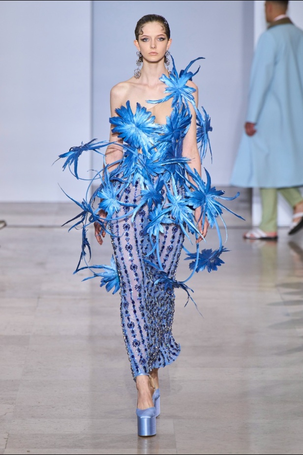 مجموعة دار جورج حبيقة Eternal Gifts  افتتحت العرض مؤثرة الموضة الألمانية ليوني هان بفستان قصير باللون الفضي تميّز بسلاسل معدنية ثلاثية الأبعاد