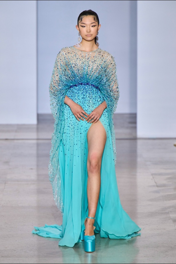 مجموعة دار جورج حبيقة Eternal Gifts  افتتحت العرض مؤثرة الموضة الألمانية ليوني هان بفستان قصير باللون الفضي تميّز بسلاسل معدنية ثلاثية الأبعاد